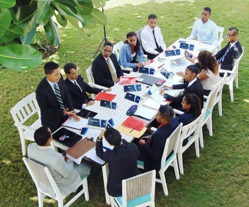 Comité de MUN Revolution en sesión — Modelos de Naciones Unidas en RD